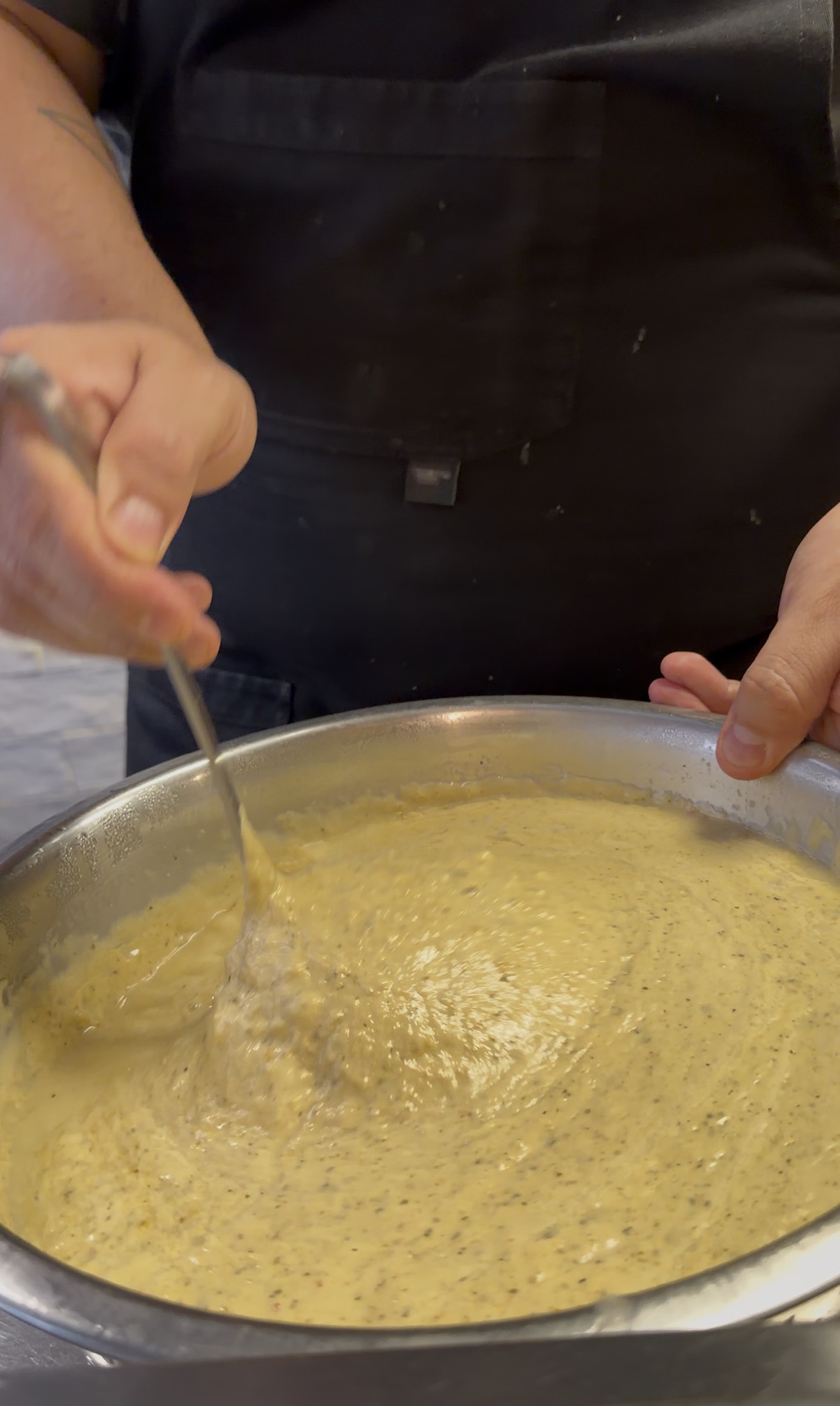 Batiendo la salsa a mano de cerca