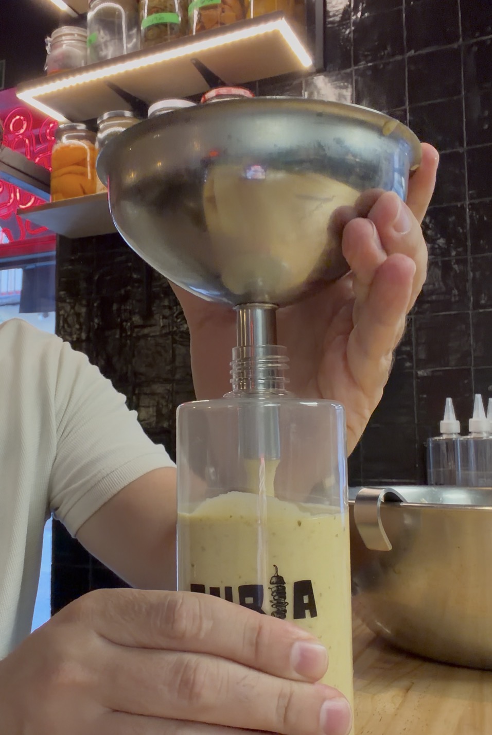 Llenando una botella de FURIA con embudo