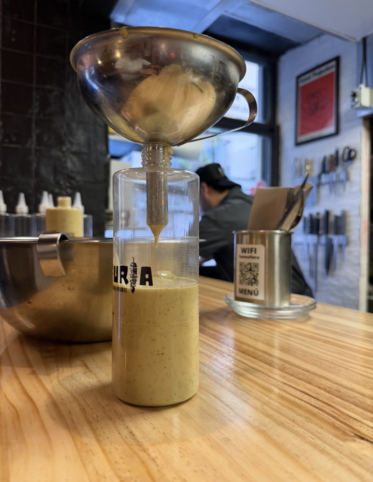 Embotellado con bol y embudo sobre la barra