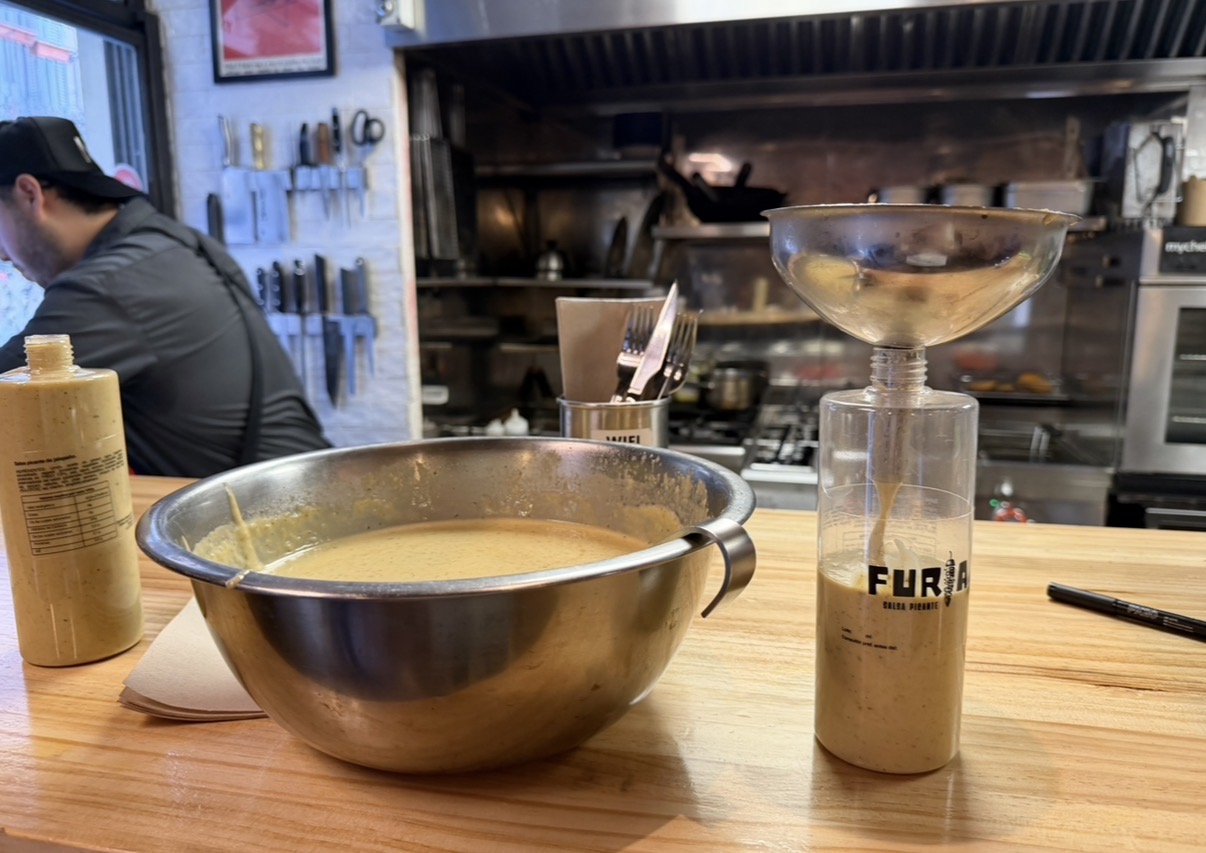 Sosteniendo una botella de FURIA en la cocina