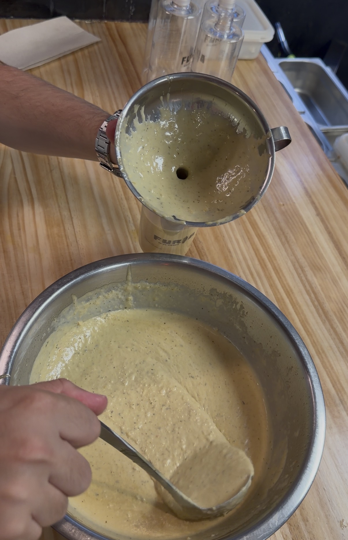 Cucharón removiendo la salsa en el bol