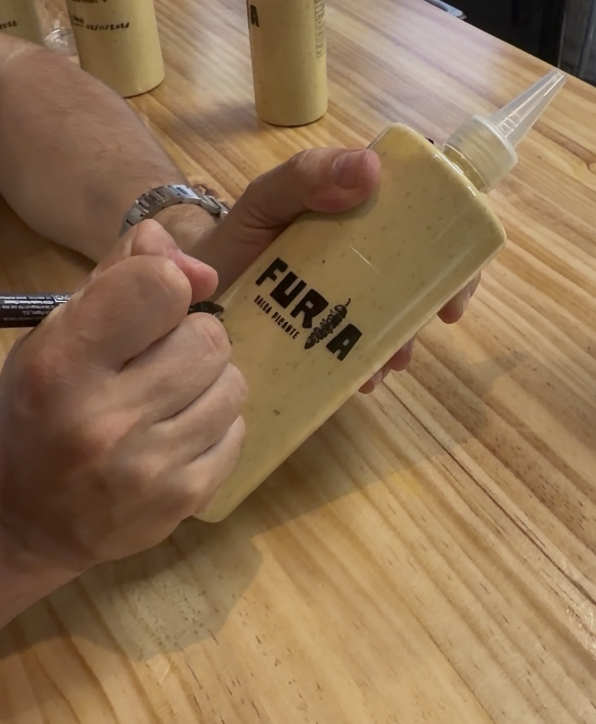 Sosteniendo una botella de FURIA de cerca
