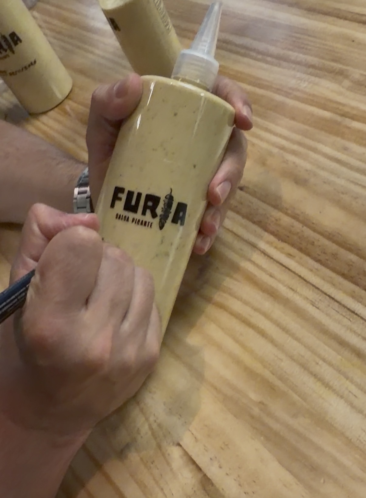 Sosteniendo una botella de FURIA de cerca